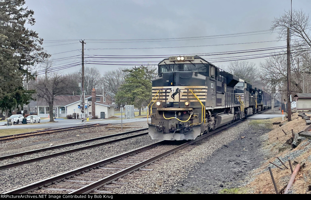 NS 1031 leads westbound trash train through Alburtis